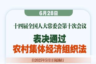 有爱❤️奥纳纳参与曼联公益活动 与孩子们踢球并送上签名~